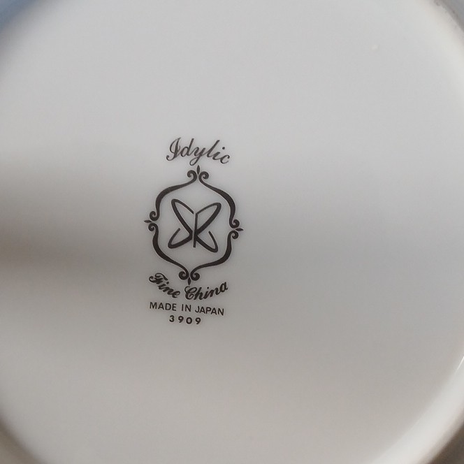 idylic Porcelain Plate Round Floral Pattern White Pink Green Glossy Japan