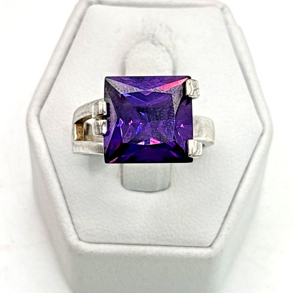 Stunning .925 Vintage Sterling Silver Estate Ring Size 7.75 with Purple stone