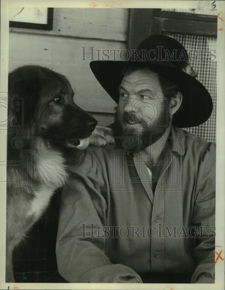 1981 Press Photo Actor Merlin Olsen with dog, Mine in 