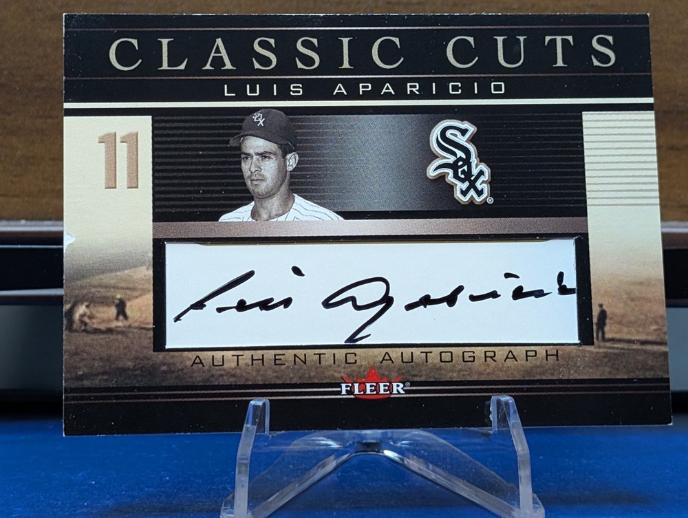 Fleer 2002 Classic Cuts Signatures Luis Aparicio #LA-A Cut Auto White Sox