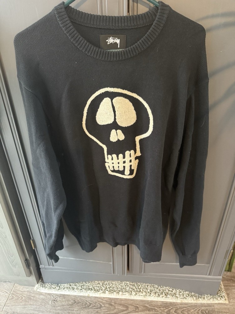 New stussy skull sweater (L)