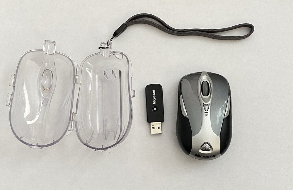 Microsoft 1065 Wireless Presenter Mouse 8000 with USB Receiver & Case