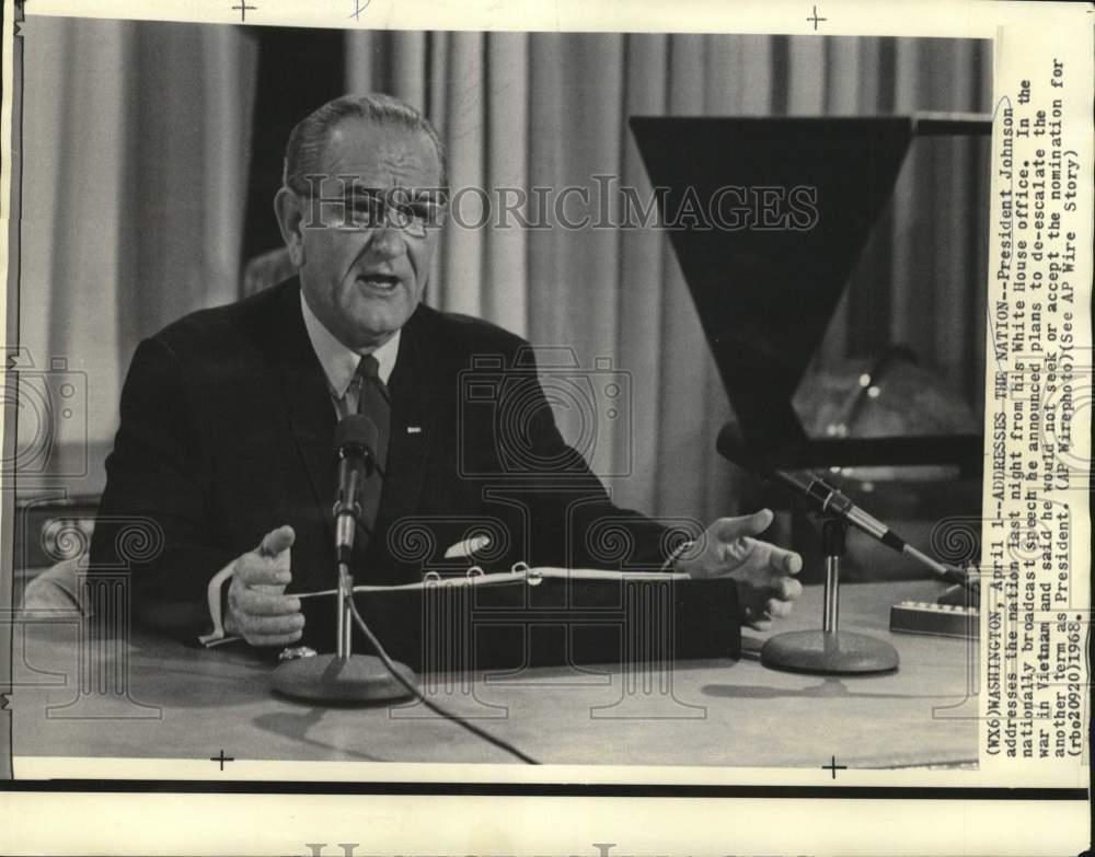 1968 Press Photo President Johnson addresses nation from White House office.
