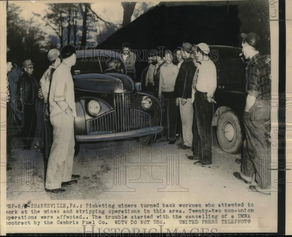 1954 Press Photo Striking miners prevent car from accessing Pennsylvania mine