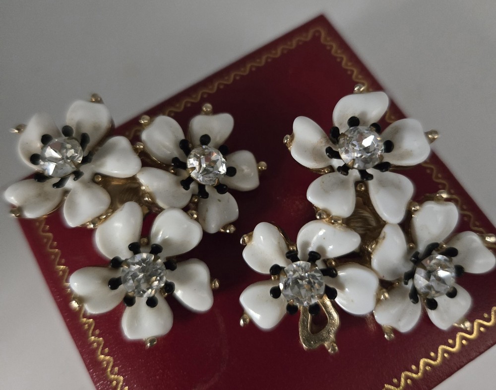 VTG Kramer White Enamel Flower Rhinestone Clip Earrings 1950s Floral Retro *read