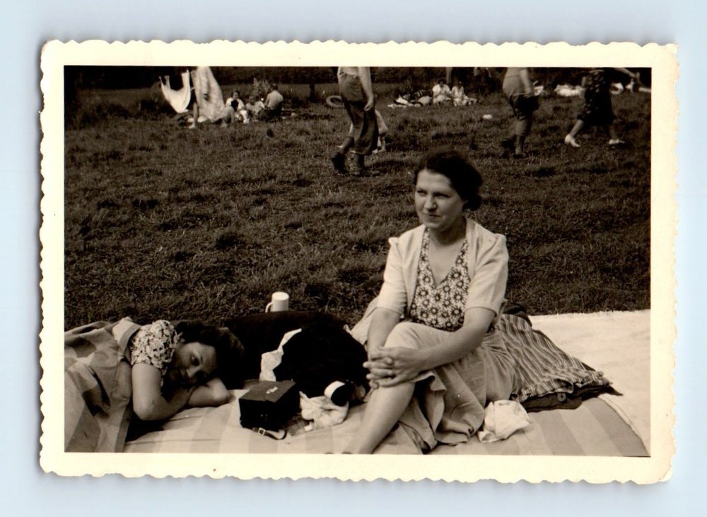 Old Vintage Photo WOMEN SITTING ON BLANKET PICNIC IN PARK ORIGINAL SNAPSHOT