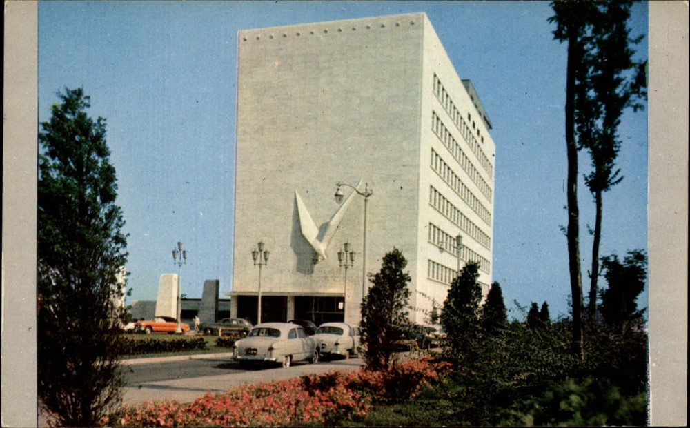 Veterans Memorial Building Detroit Michigan vintage cars ~ 1950s-60s postcard