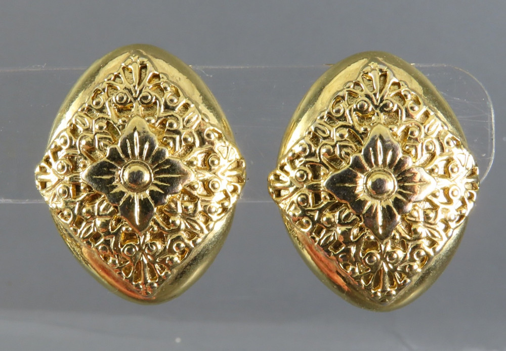 VTG 1928 Gold Tone Clip-On Earrings OVAL w/STAMPED FLOWER MEDALLION Overlay