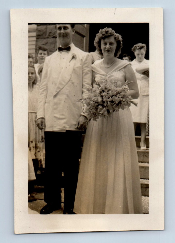 Old Vintage Photo WOMEN MAN GROOM BRIDE WEDDING DRESS FLOWERS BOUQUET