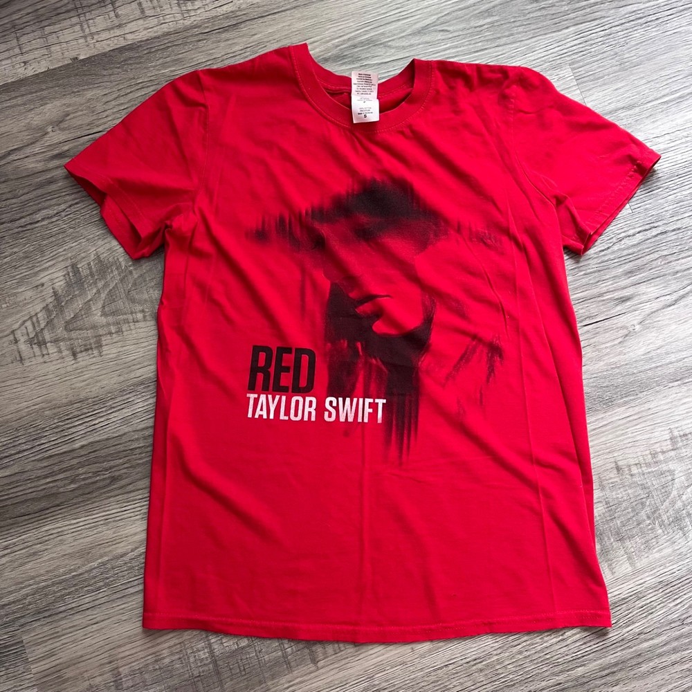 Rare Red Taylor Swift T-Shirt Size small s Red album promo gildan cotton