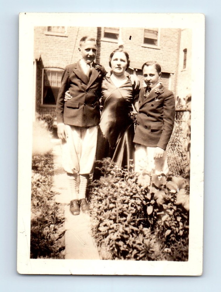 Old Vintage Photo AFFECTIONATE TRIO MEN WOMAN OUTSIDE BUILDING SNAPSHOT