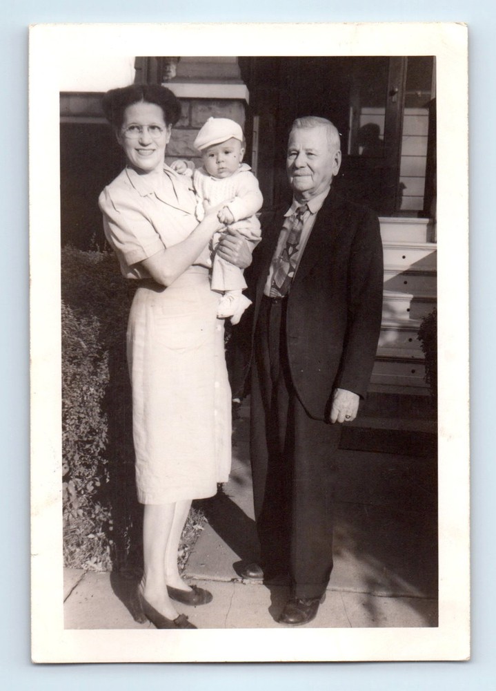 Old Vintage Photo MAN WOMAN HOLDING BABY STANDING OUTSIDE HOUSE SNAPSHOT