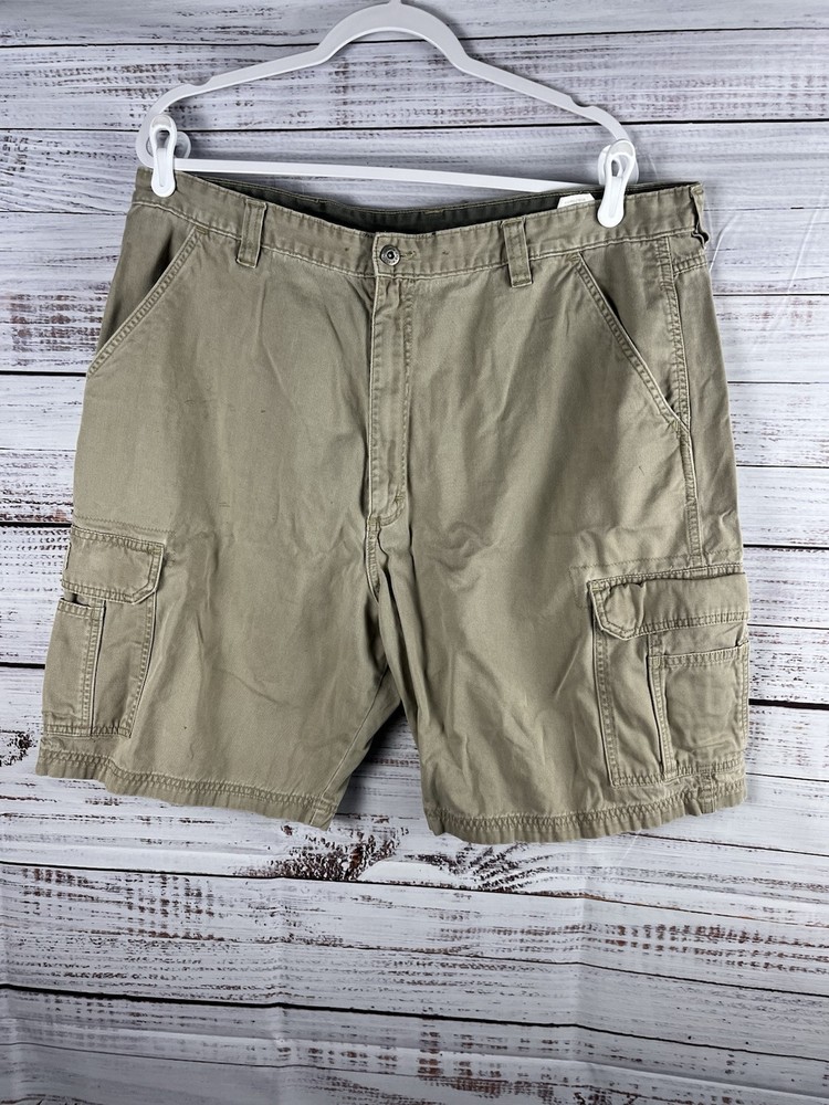 Wrangler cargo shorts men’s Size 40 Inseam Khaki