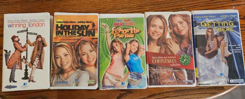 mary-kate and ashley vhs lot Winning London,  Holiday in the Sun, and 3 more