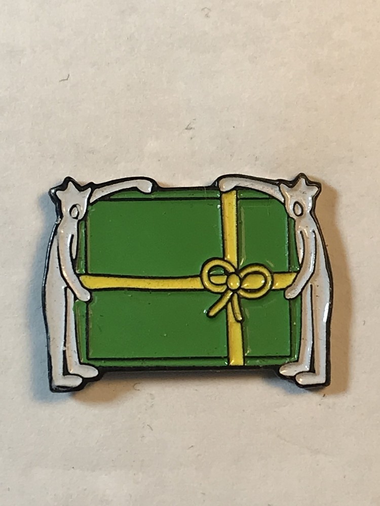 PIN GREEN GIFT AND TWO PERSONS