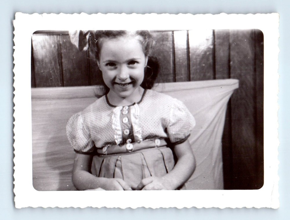 Old Vintage Photo CLOSE UP CANDID PORTRAIT SOLO SMILING GIRL CUTE SNAPSHOT