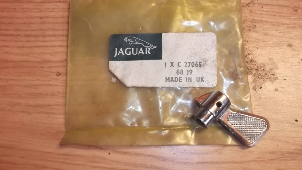 JAGUAR MK2 & E TYPE  DAIMLER V8 NEW GENUINE JAGUAR HEADLIGHT SWITCH LEVER C27065