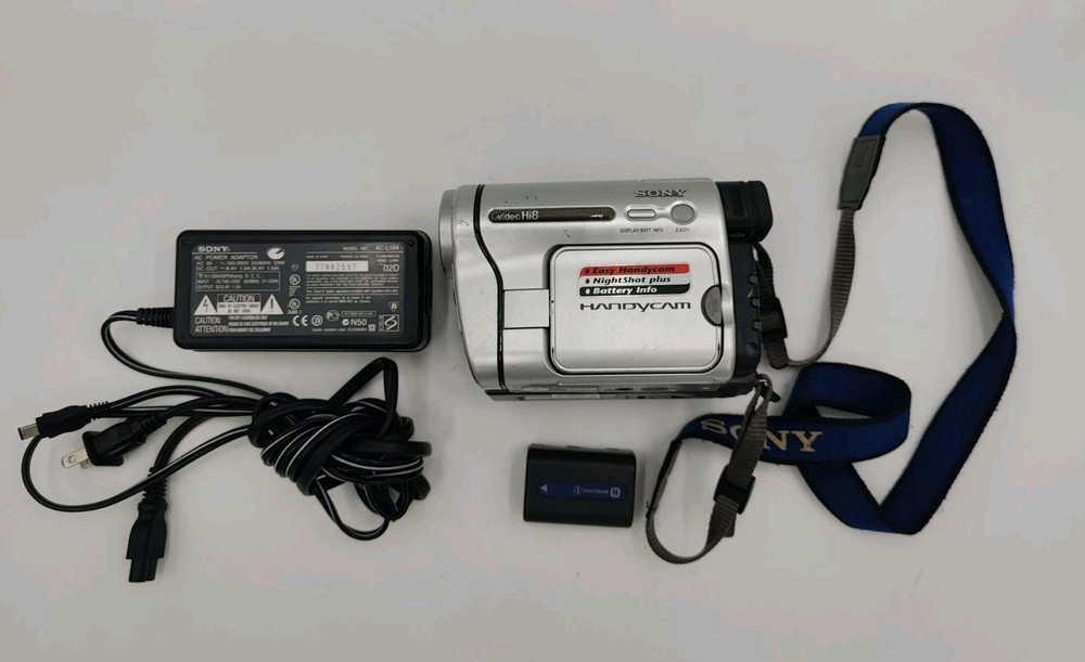 Sony Handycam CCD-TRV138 Hi8 Analog Camcorder w/ Battery & Charger - Tested