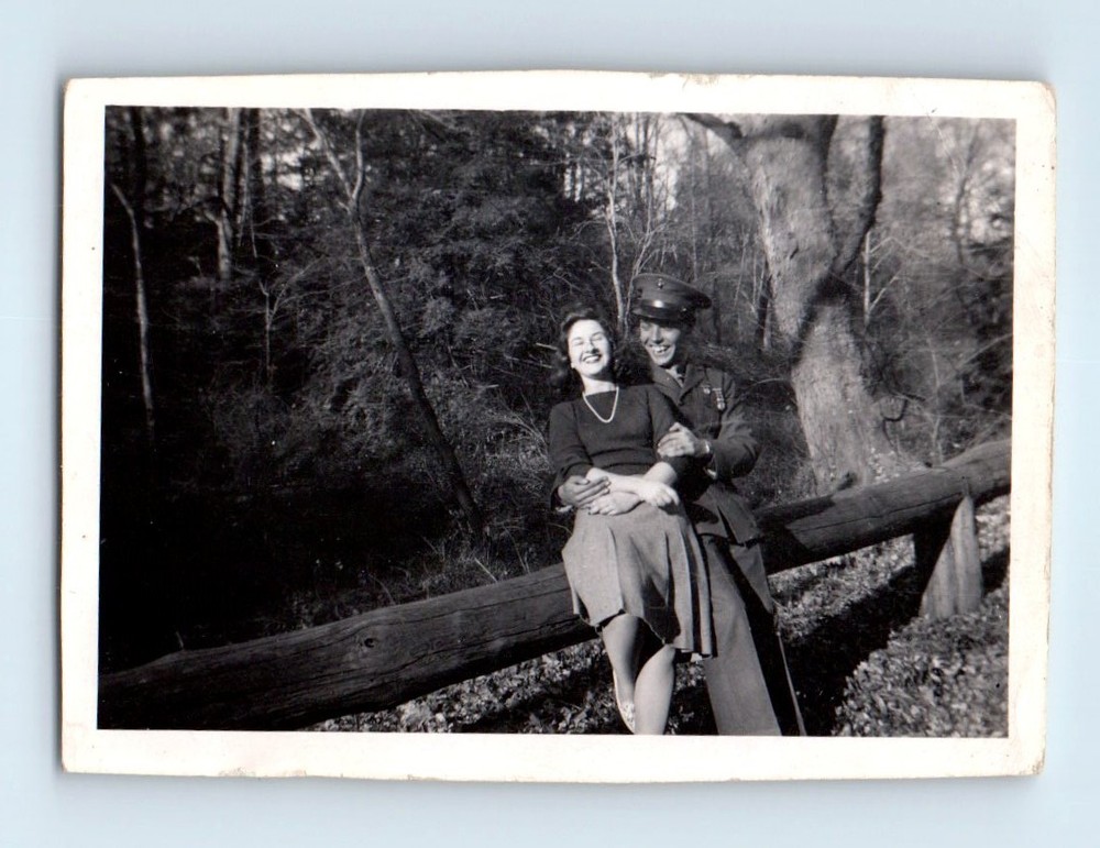 Old Vintage Photo AFFECTIONATE COUPLE LEGGY WOMAN MAN SOLDIER SWEETHEART