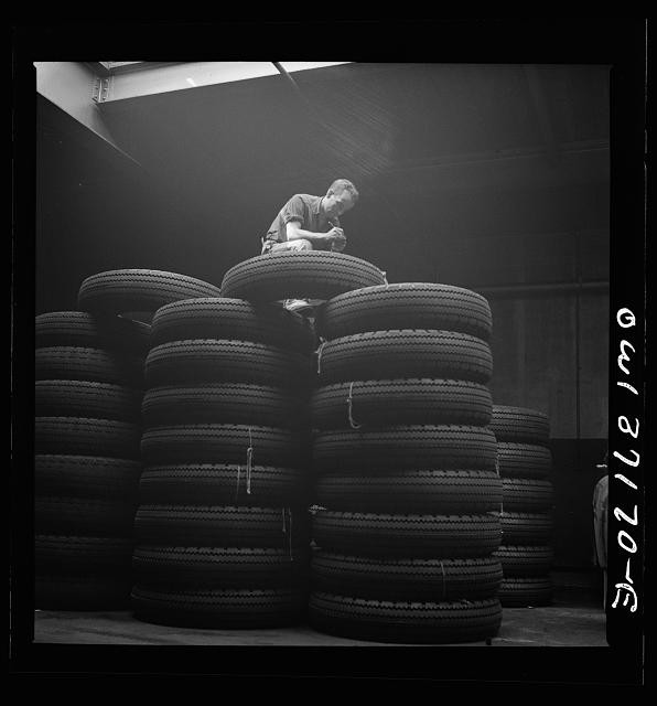 Pittsburgh Pennsylvania 1943 Greyhound Garage Tire Inspection Man on Tires
