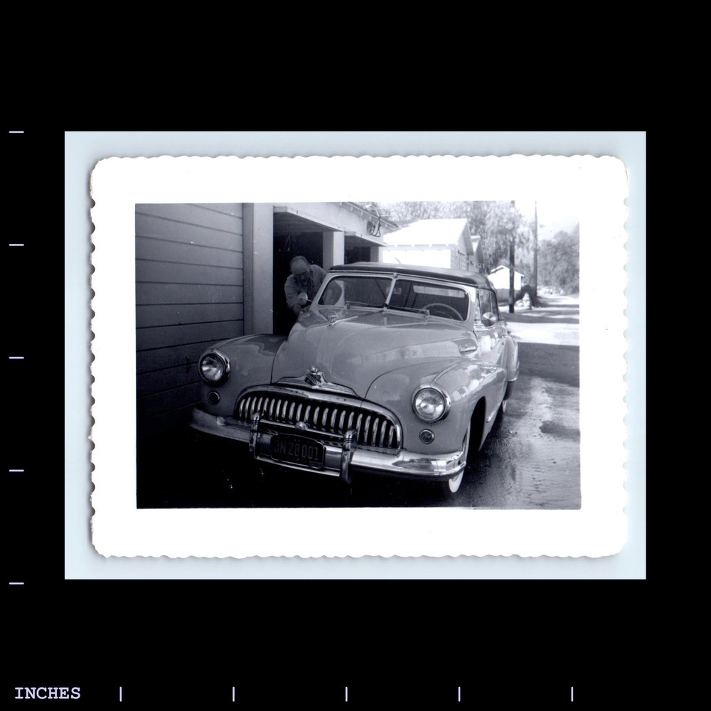 Vintage Photo MAN BY CLASSIC CAR BUICK CALIFORNIA PLATE 1952