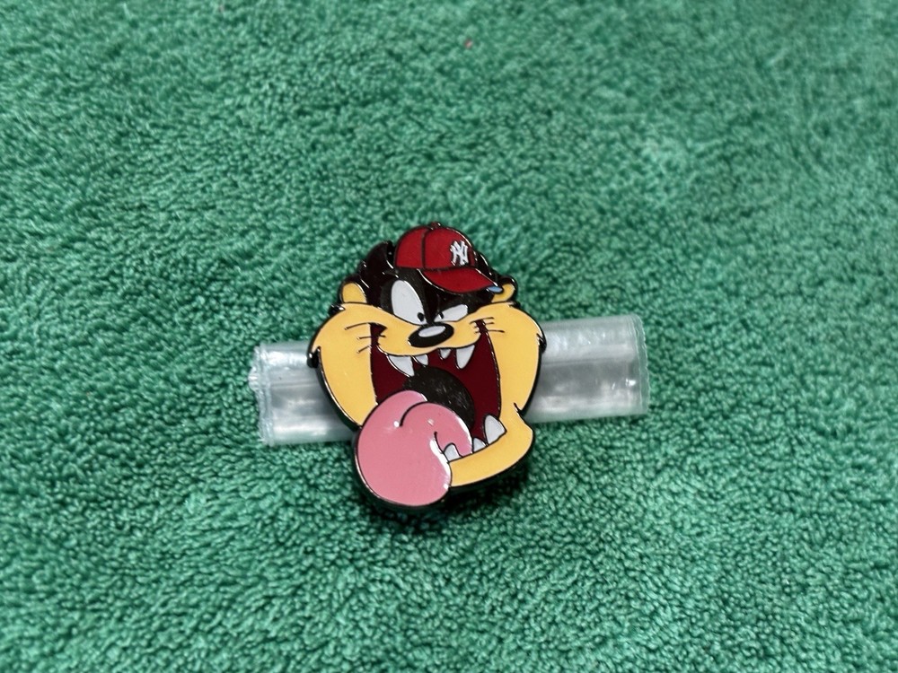 Its Tazmula Taz Looney Tunes New York Yankees Tasmanian Devil Hat Pin #2/50