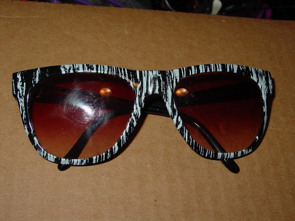 1980s Vintage Retro New Wave Sunglasses Plastic Frame Summer Groove Style B-2