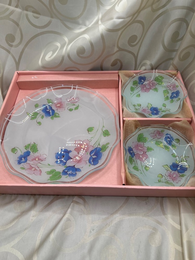 New Fancy Craft Glass platter and 4 plates dessert