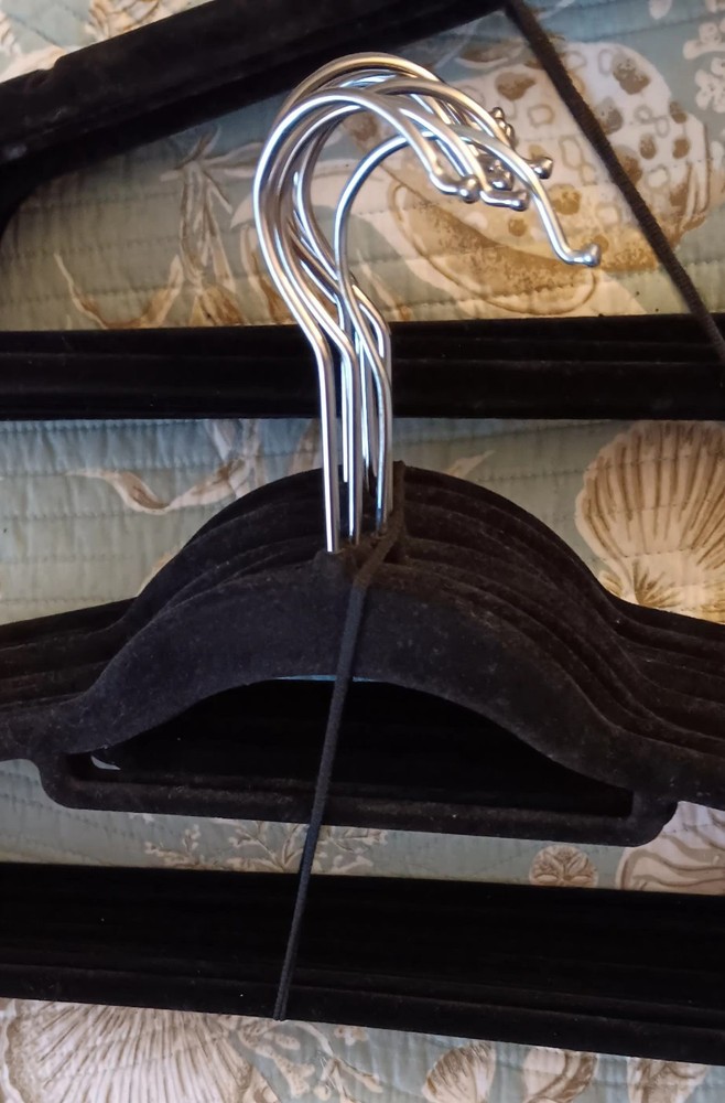 Velvet Non-Slip Clothing Hangers, 10-Pack, Black, Space-Saving Design for Wardrobe Organization