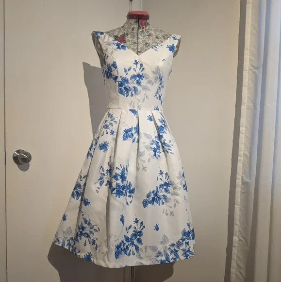 Chi Chi London swing dress size small