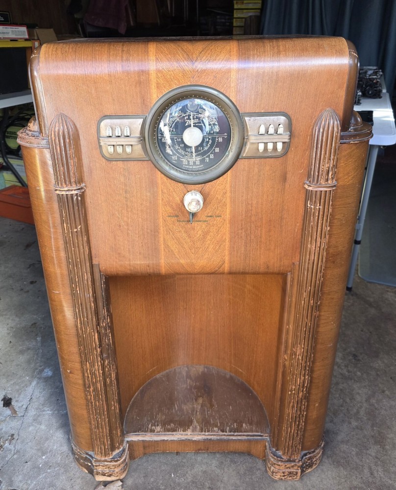 RARE ZENITH 10-S-470 SMALL STRAT CONSOLE RADIO (1940)