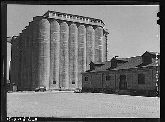Photo:Grain elevators in Minneapolis, Minnesota