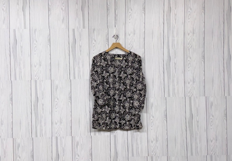 Passports top womens size small long sleeve blouse black pattern