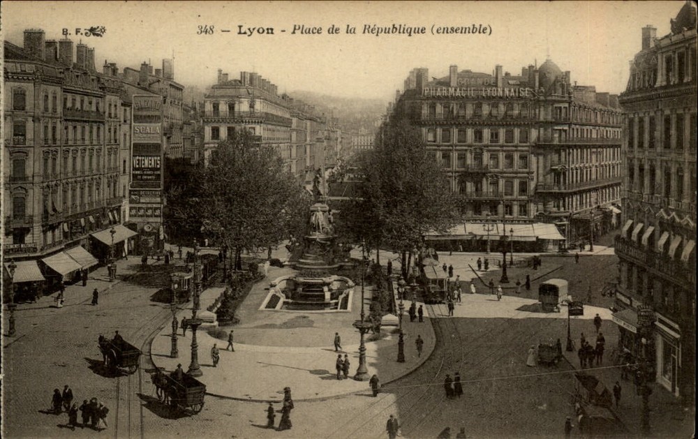Place de la Republique Lyon Rhone France vintage postcard s809
