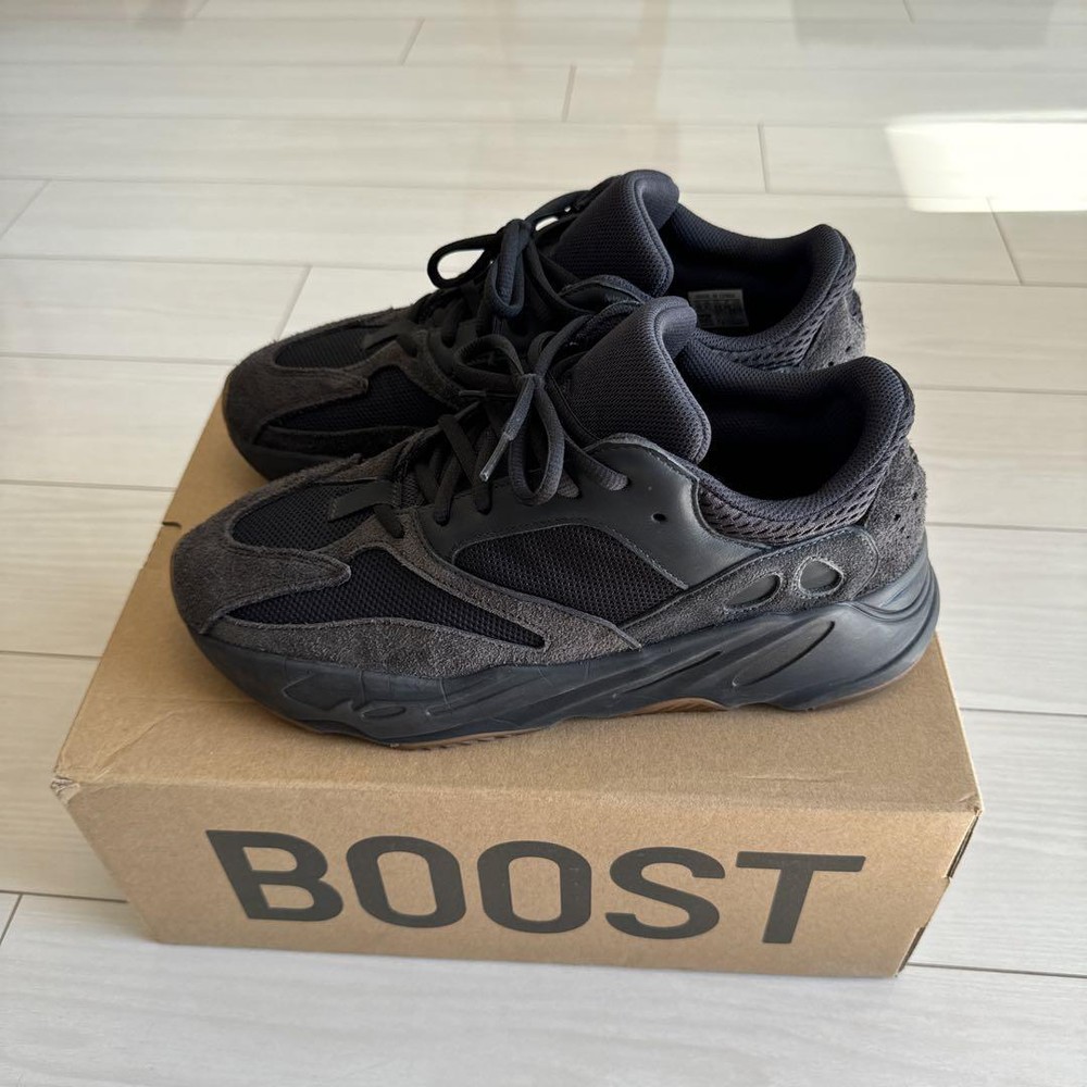 Men 10.0US Yeezy Boost 700 Black 10 Us