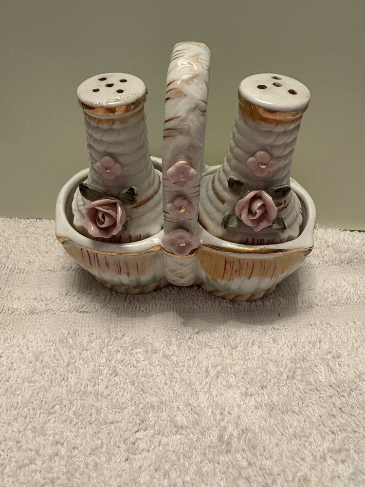 VTG Salt & Pepper set w/ por.hol.from Japan.(One Shaker has no Stopper).8.1oz.
