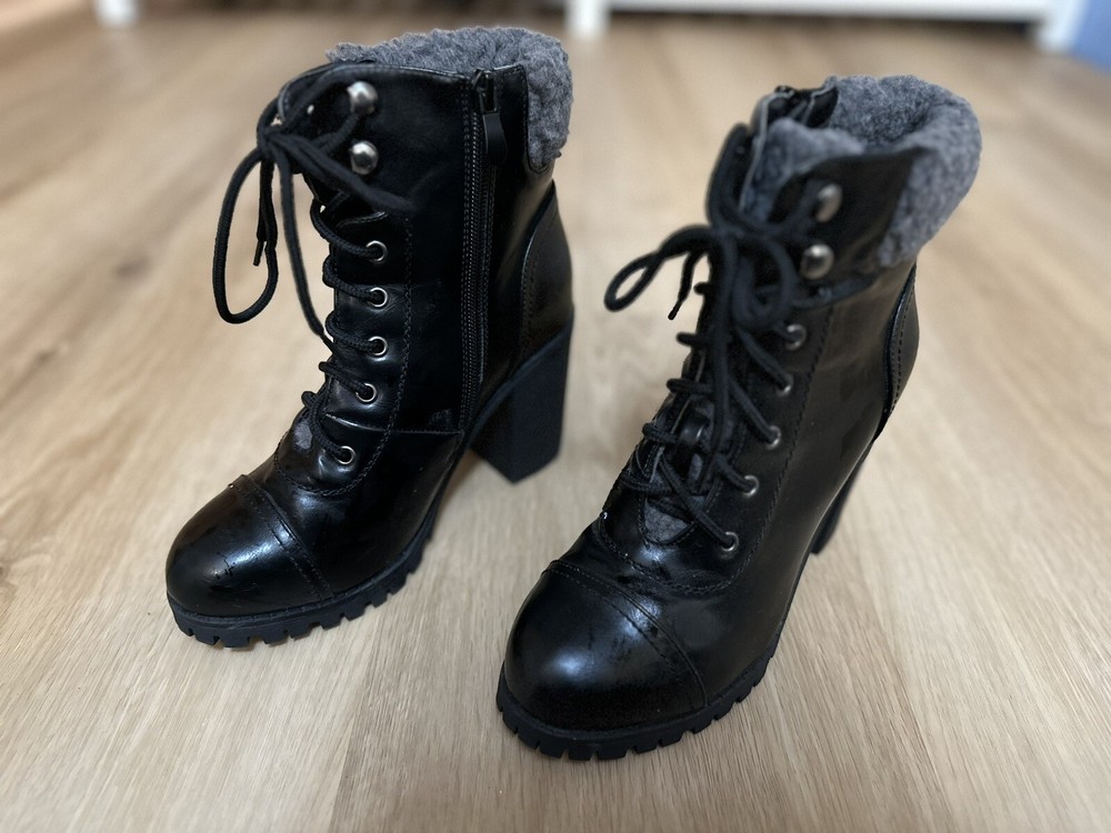 Dreampairs Women’s Size 7 Lug Sole Faux Fur Lined Ankle Booties