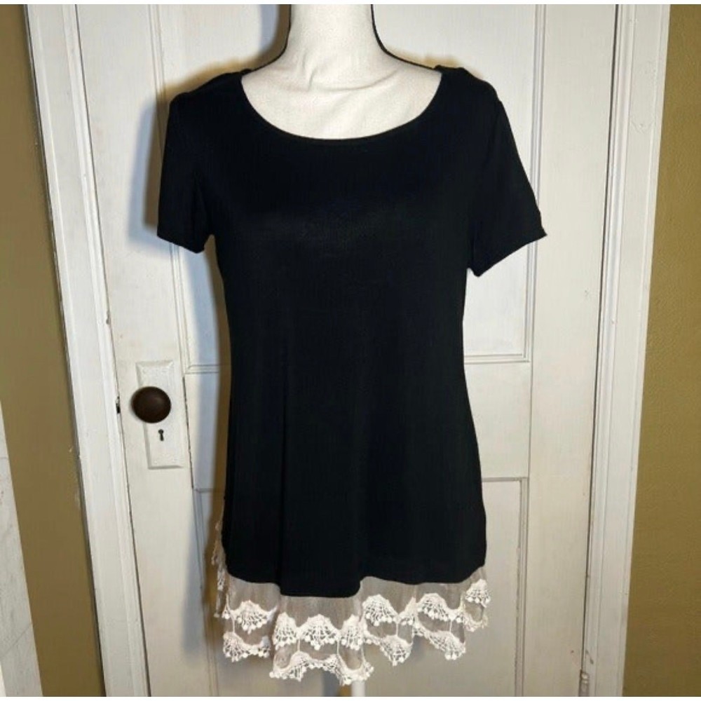 $5/25 Classy Black Short Sleeve AGB Top With White Bottom Lace Contrast Size M