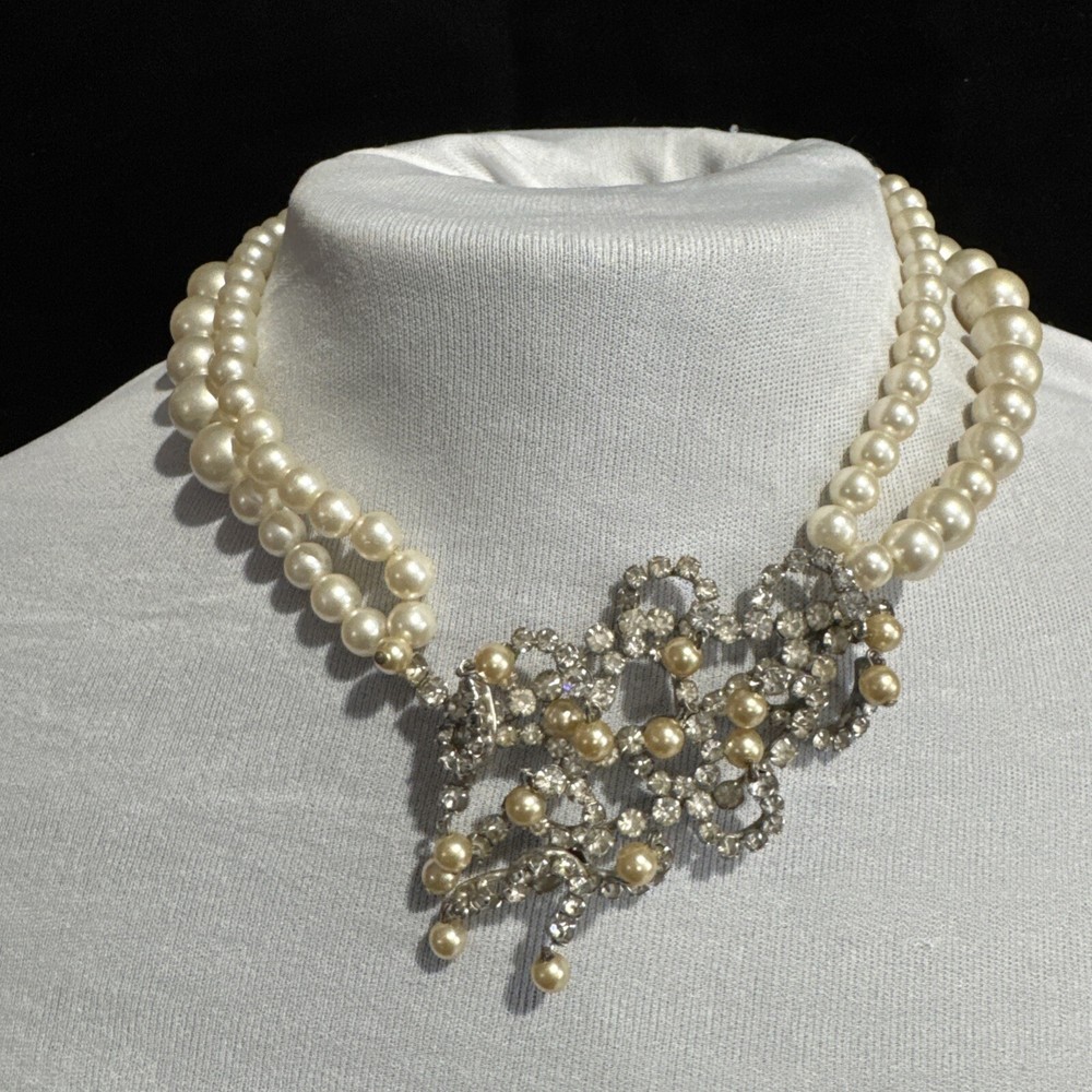 VINTAGE 2 STRAND TRIFARI WHITE & CHAMPAGNE PEARL AND RHINESTONE NECKLACE 16” 8x5