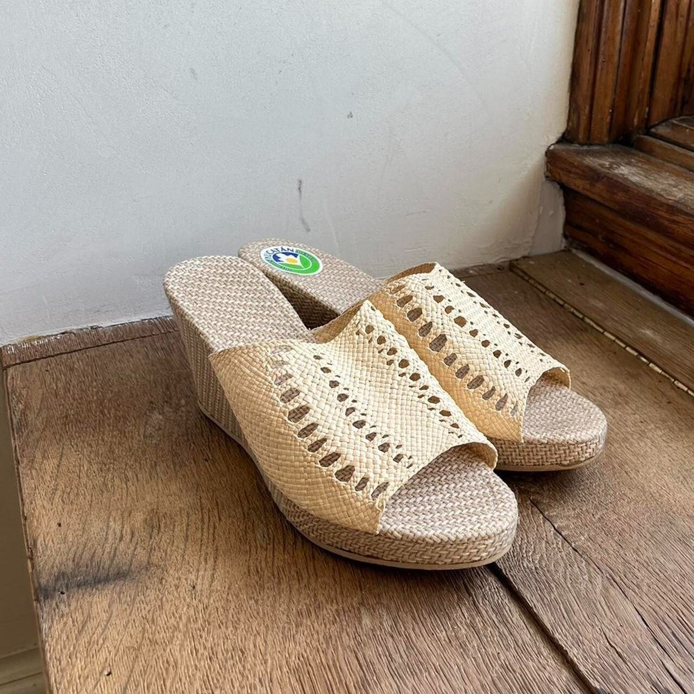 Nude Woven Peep Toe Platform Sandals Mexico Women Size 8 Brand New