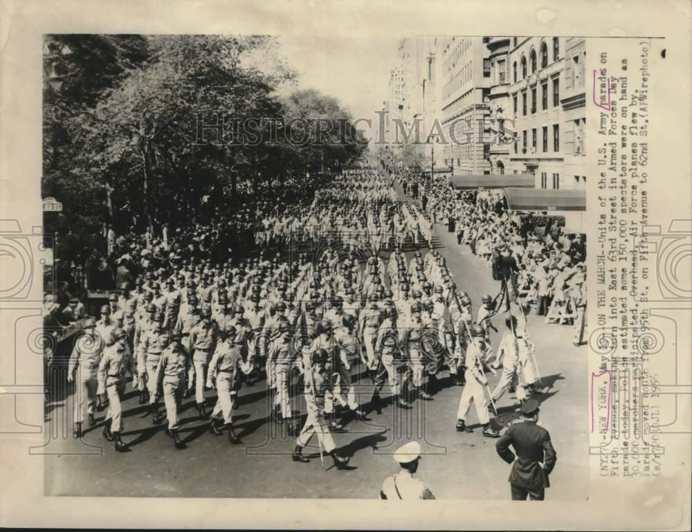 1956 Press Photo General view of the US Army parade on Fifth avenue New York