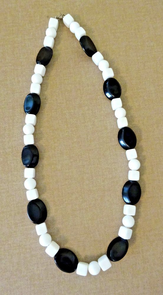 Vintage Retro Black & White Lucite Bead Statement Necklace 22