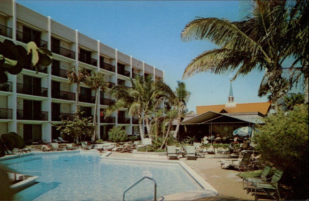 Ft Lauderdale Florida Howard Johnson's Motor Lodge swimming pool ~ postcard