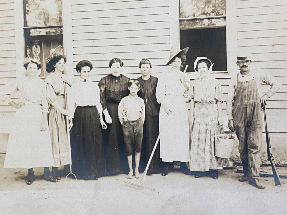 1900s RPPC - LARGE FAMILY POSING antique real photo postcard RURAL AMERICANA