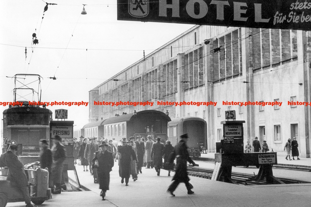 F020816 Front view of Munich central railway station from square Germany 1946