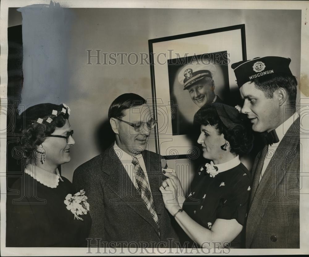 1954 Press Photo Mayor Zeidler with Mrs Clarence Lebahn during ceremonies