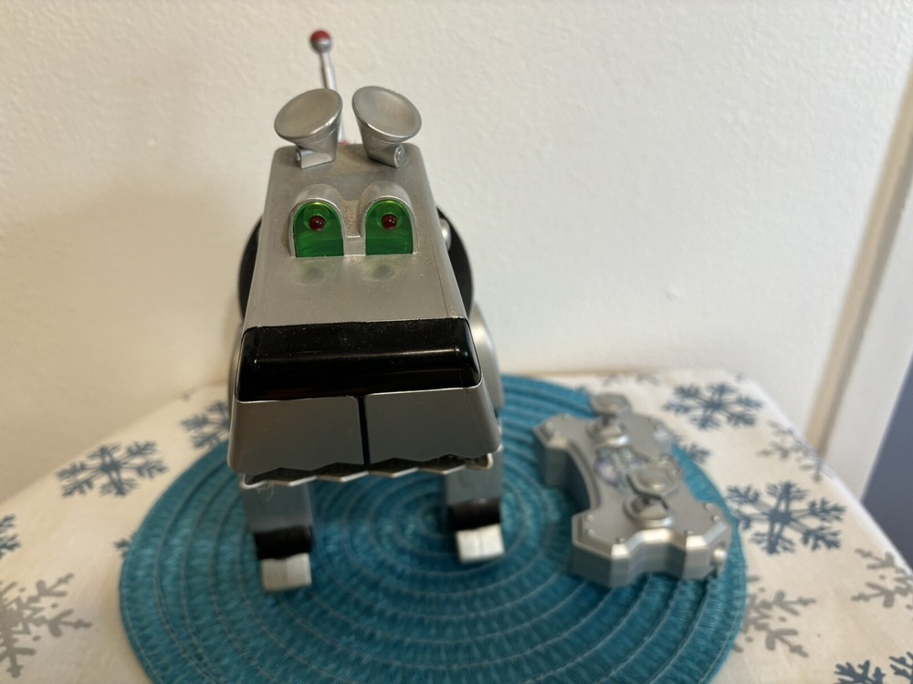 Radio Shack 1999 -Mega Byte The Hound Droid with Remote - REPAIR OR PARTS ONLY!!
