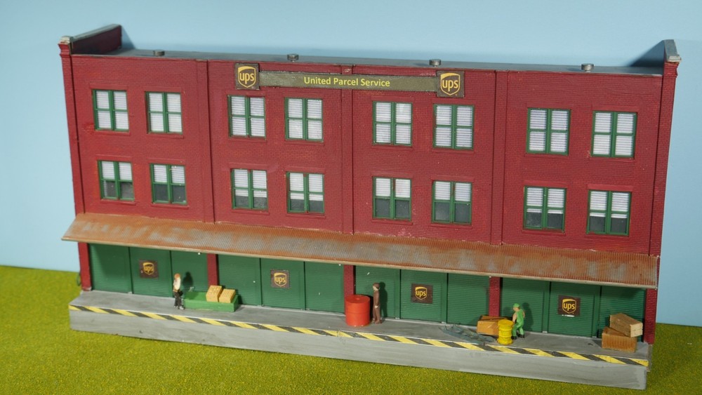 HO Scale Background  Bldg UPS DISTRIBUTION CENTER    (Weathered & Detailed)