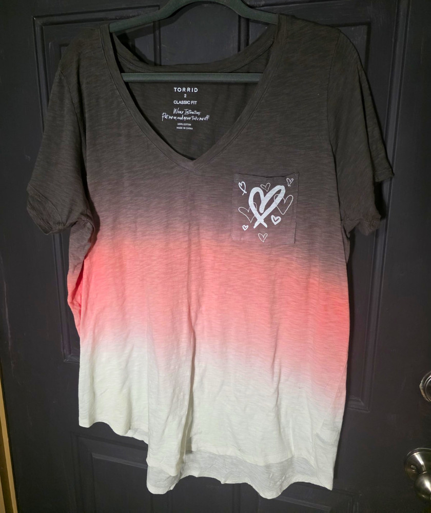 Torrid Black Pink White Gradient Heart Pocket V-Neck Short Sleeve T-Shirt 2