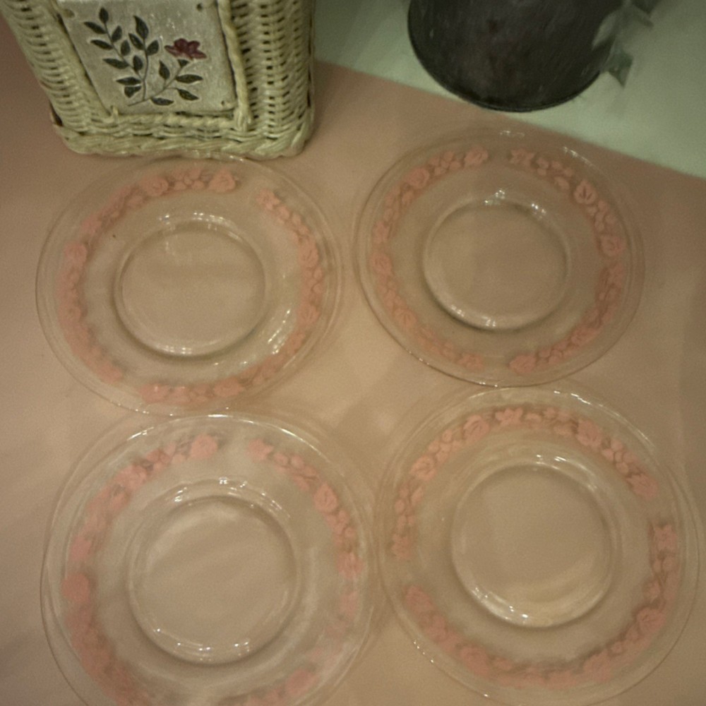 Set of 4 Anchor hocking gooseberry sandwich plates
